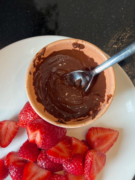 Fresh strawberries with melted chocolate for dipping